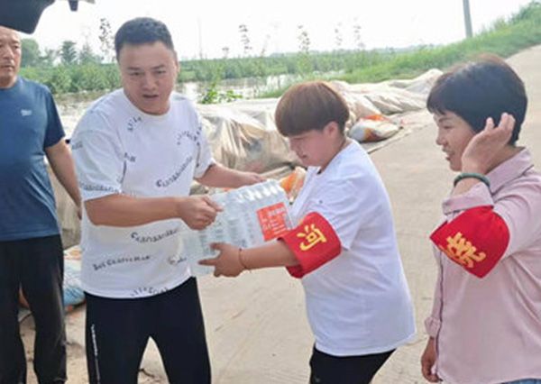 王（wáng）日本在线精品王總代表公司捐贈抗疫物資和慰問卡點工作人（rén）員 抗擊疫情、義不容（róng）辭